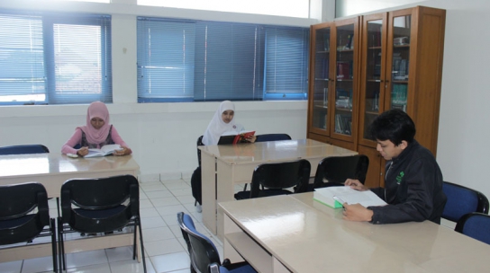 FASILITAS PERPUSTAKAAN AKADEMI KIMIA ANALIS DEPOK